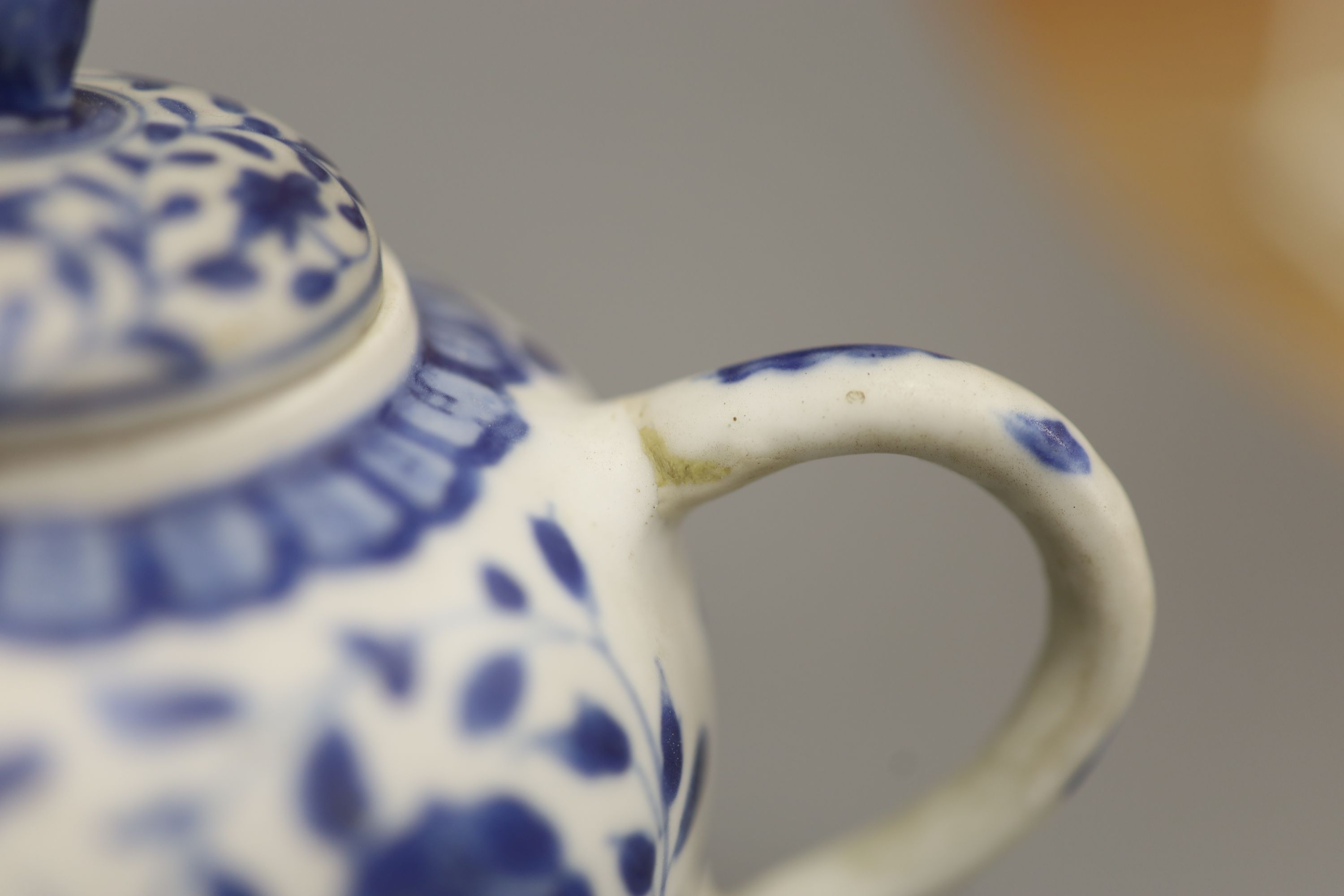 A Chinese Vungtao cargo blue and white mustard pot and cover, height 9cm